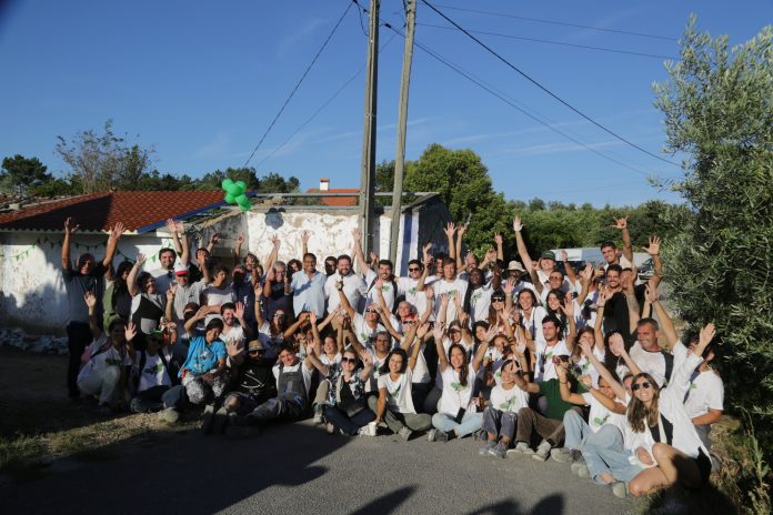 GRUPO VOLUNTARIOS A TRABALHAR NAS 5 CASAS EM TOMAR